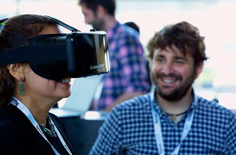 Mujer probando gafas de realidad virtual